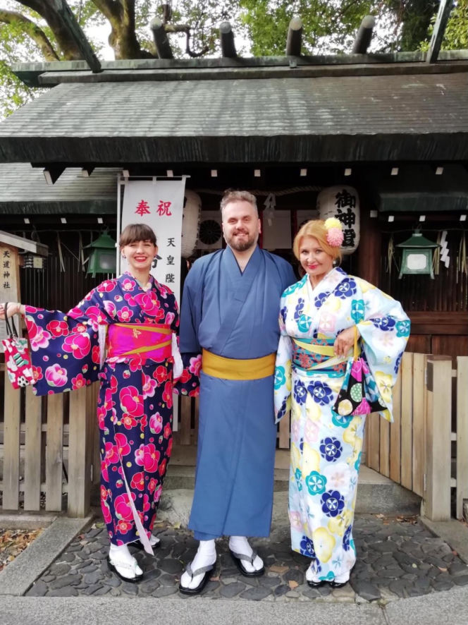 Majka Jeżowska z synem i synową