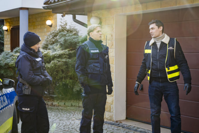 "Policjantki i Policjanci", odcinek 1387: makabryczne odkrycie w busie prowadzi policjantów na plan horroru, gdzie fikcja miesza się z przerażającą rzeczywistością