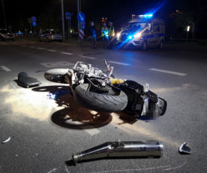 Nie żyje 46-letni motocyklista! Jego córka została ranna. Makabryczny wypadek w Lesznie