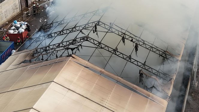 Groźny pożar na Targówku. Trwa akcja gaśnicza