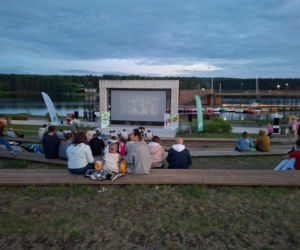 To jedyne takie kino plenerowe w Świętokrzyskiem. W Porcie Lubianka na leżakach i na kajakach