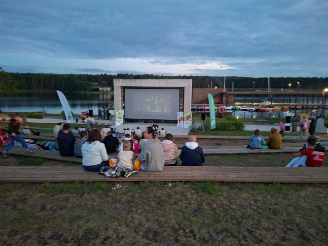 To jedyne takie kino plenerowe w Świętokrzyskiem. W Porcie Lubianka na leżakach i na kajakach