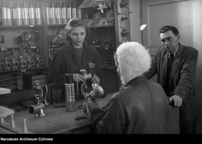 Sklep wielobranżowy Powszechny Dom Towarowy