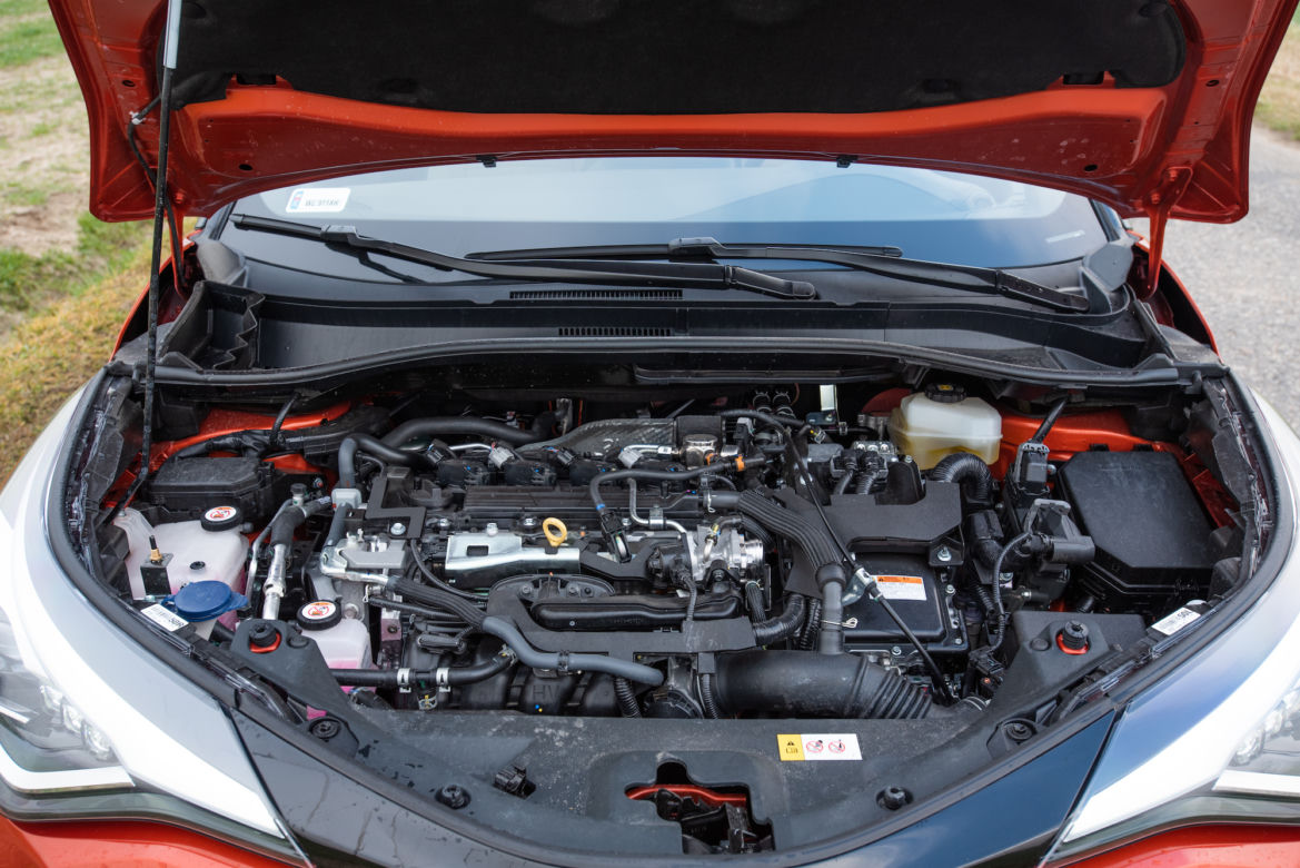 Toyota C-HR 2.0 Hybrid Dynamic Force 184 KM e-CVT vs Mazda CX-30 Skyactiv-X 180 KM 6MT AWD