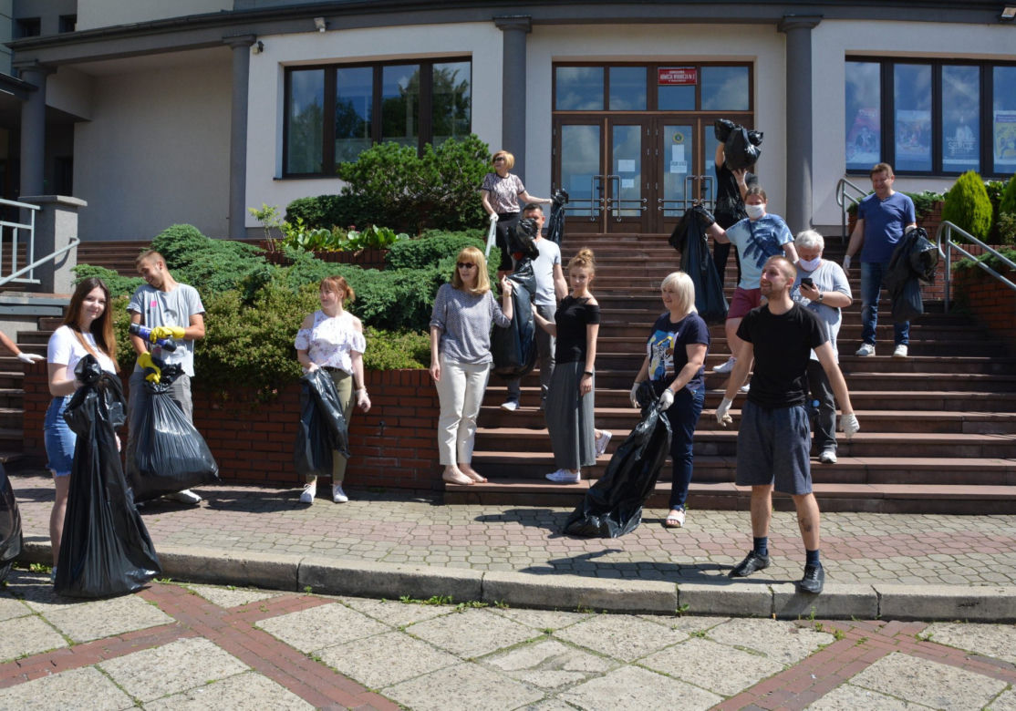 Starachowiczanie w czynie społecznym sprzątają miasto/ Park Kultury
