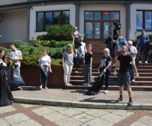 Starachowiczanie w czynie społecznym sprzątają miasto/ Park Kultury