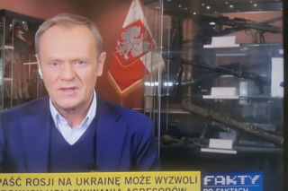 Donald Tusk z karabinem krytykuje Orbana i ostrzega Morawieckiego. Na litość Boską, musimy się określić