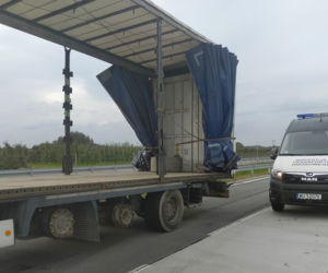 Kierowca ciężarówki jechał wybrakowanym składem
