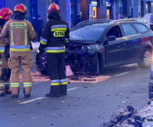 Śmigłowiec ratunkowy na placu Szembeka! Zderzenie samochodów, jeden z nich uderzył w kobietę i dziecko