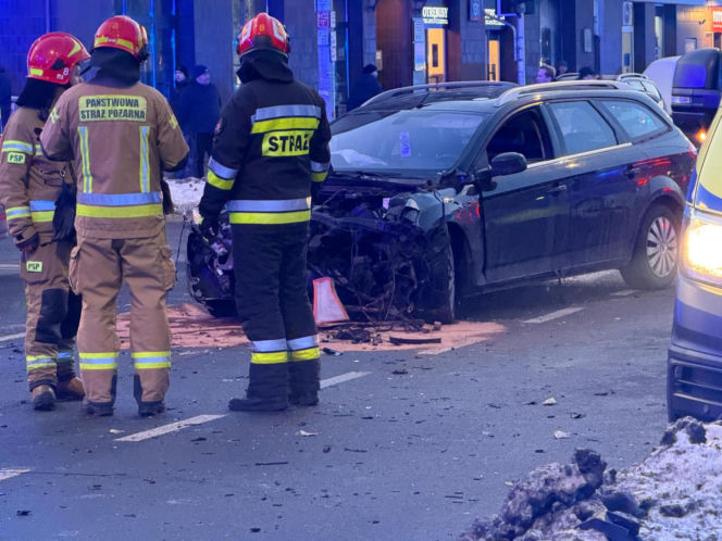 Śmigłowiec ratunkowy na placu Szembeka! Zderzenie samochodów, jeden z nich uderzył w kobietę i dziecko