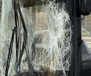 Zderzenie autobusów w Warszawie. Pękły szyby, jedna osoba w szpitalu