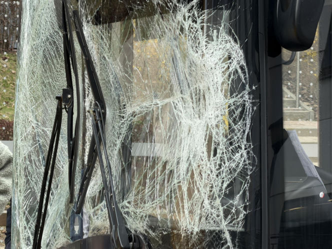 Zderzenie autobusów w Warszawie. Pękły szyby, jedna osoba w szpitalu