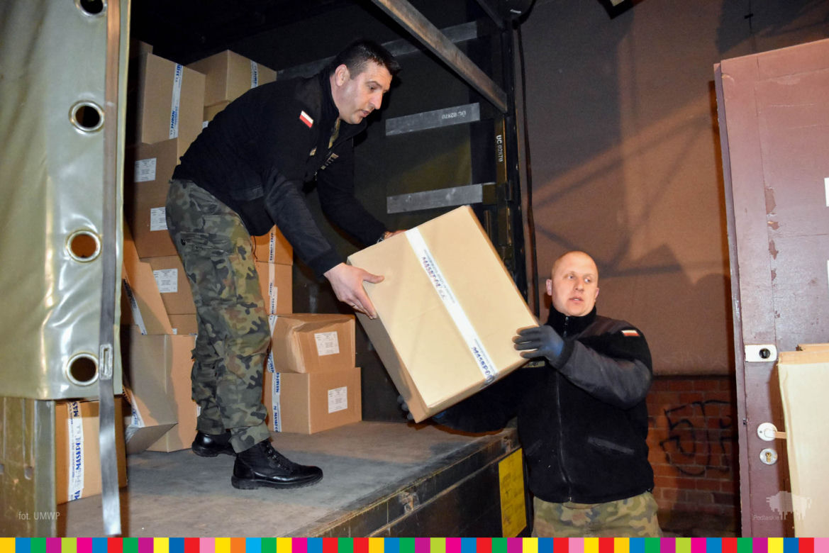 Łomża. Transport środków ochronnych do szpitala
