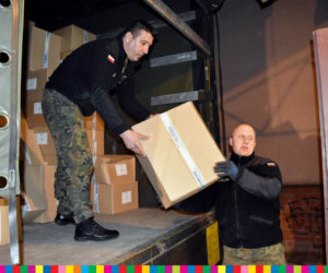 Łomża. Transport środków ochronnych do szpitala