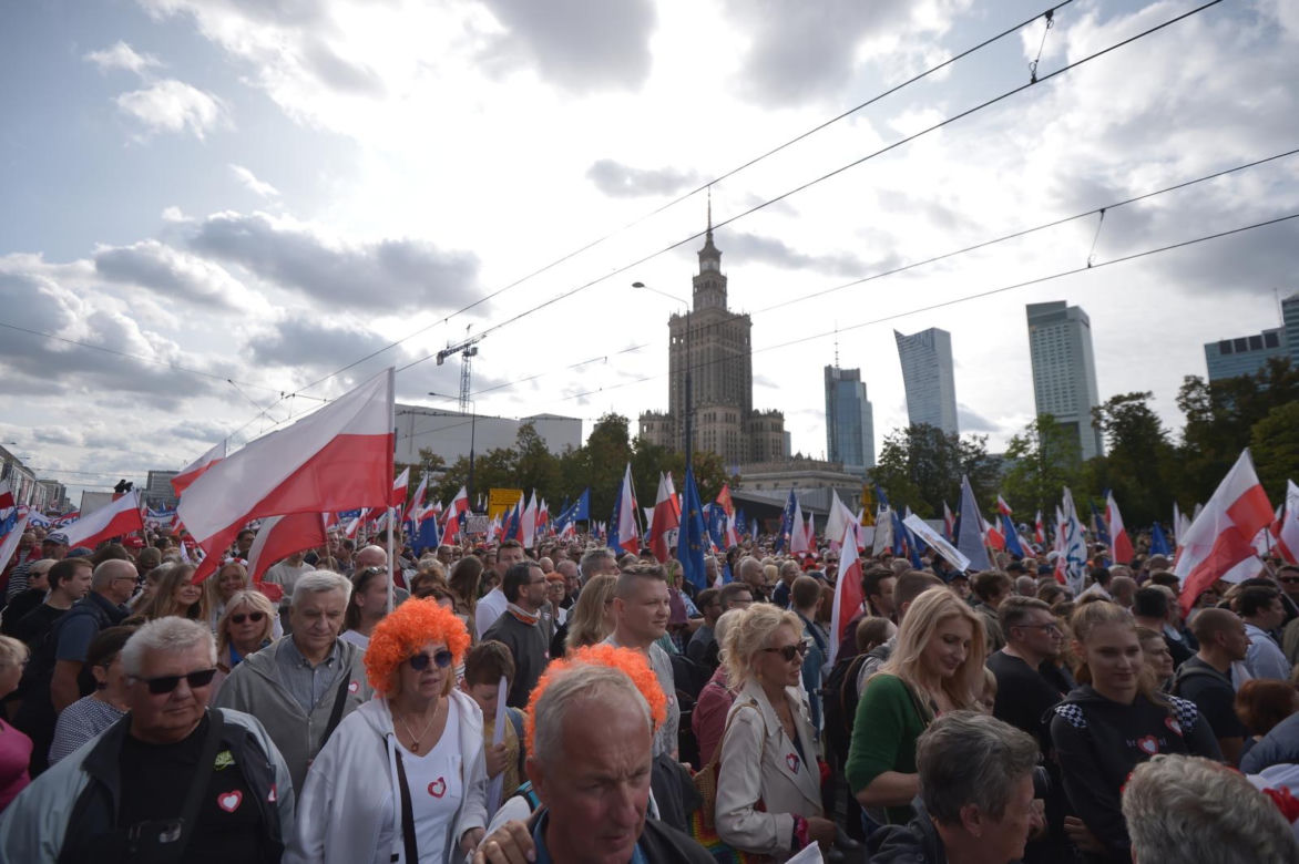 Ruszył Marsz Miliona Serc! Ogromne tłumy Polaków na ulicach Warszawy [ZDJĘCIA]
