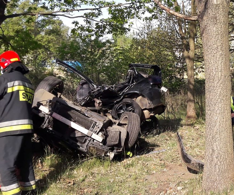 Uderzył w drzewo, a jego auto przełamało się na pół.