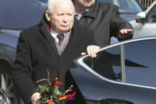 Jarosław Kaczyński szykuj się do świąt. Prezes PiS z kolorową palmą