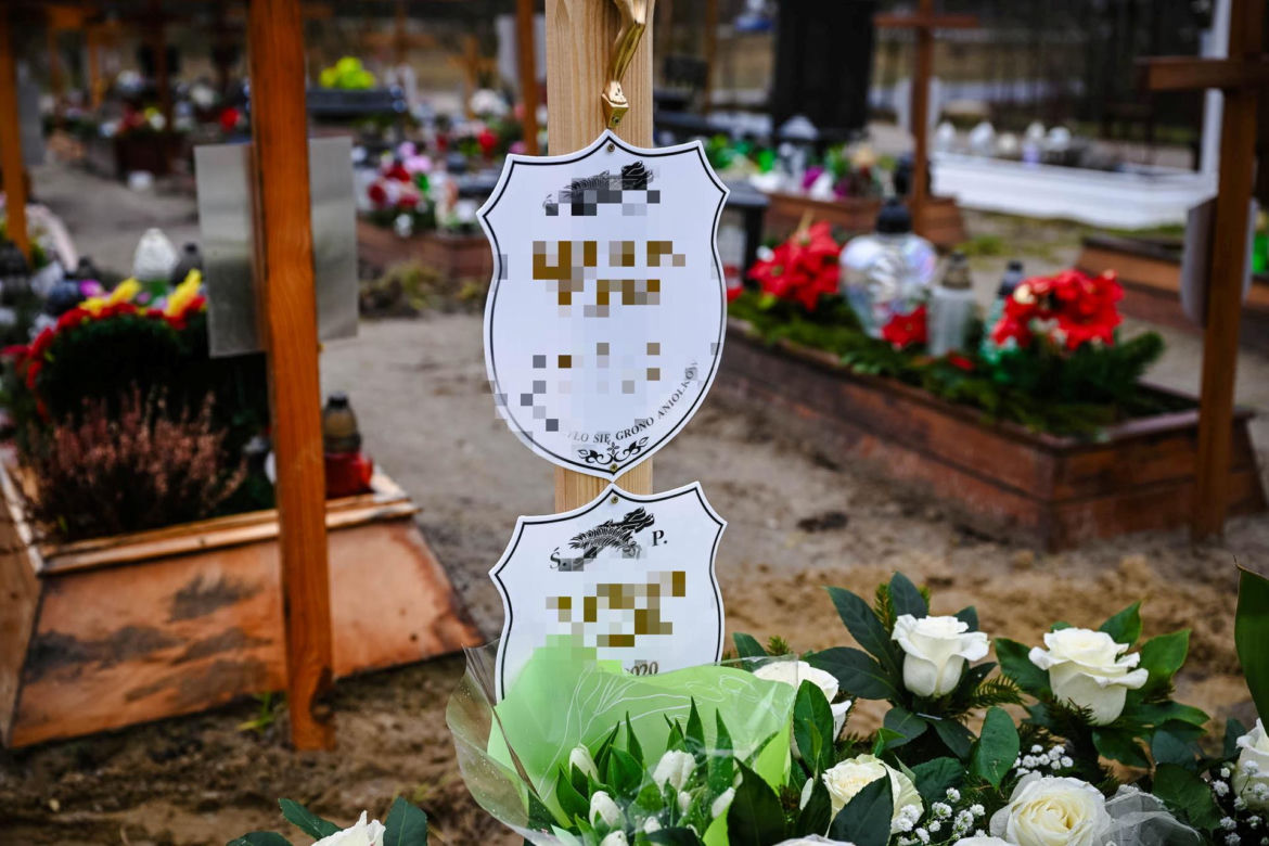 Weronika i Wiktoria spoczęły pod kołderką białych róż. Ostatnia droga tragicznie zmarłych sióstr