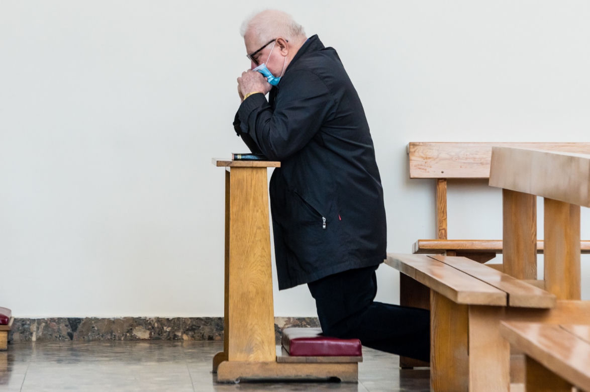Lech Wałęsa zdjął maseczkę w kościele [ZOBACZ ZDJĘCIA]