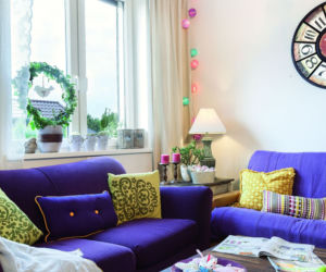 Fioletowe sofy w salonie