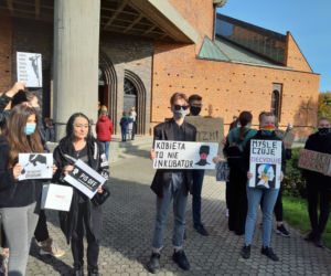 Protest pod kościołem św. Antoniego w Lesznie