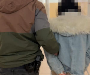 Policjanci z Torunia zabezpieczyli kilogramy narkotyków. 22-letnia kobieta i dwóch 41-latków w kajdankach