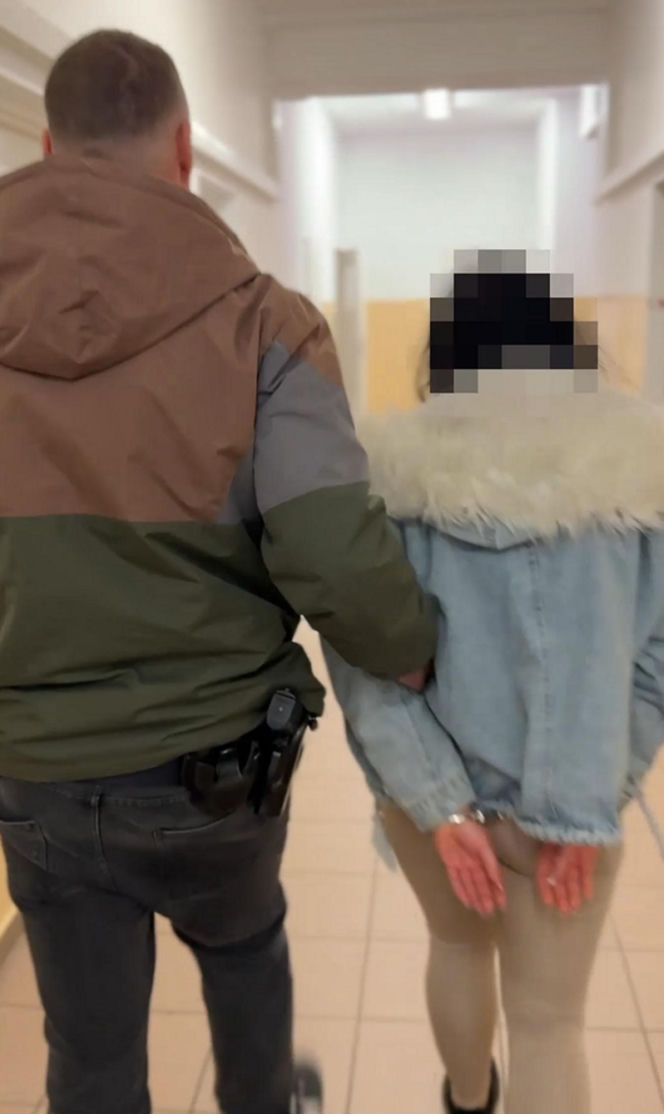 Policjanci z Torunia zabezpieczyli kilogramy narkotyków. 22-letnia kobieta i dwóch 41-latków w kajdankach