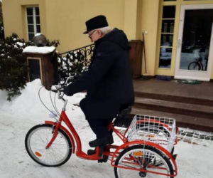 Lech Wałęsa na rowerze