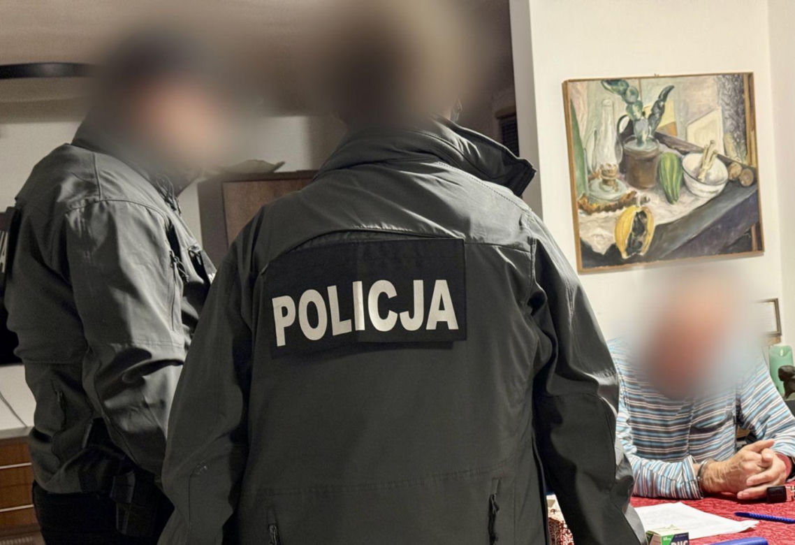 Policjanci zatrzymali trzy osoby podejrzane o udział w procederze związanym z działalnością Powiatowego Inspektoratu Nadzoru Budowlanego w Pucku