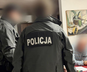 Policjanci zatrzymali trzy osoby podejrzane o udział w procederze związanym z działalnością Powiatowego Inspektoratu Nadzoru Budowlanego w Pucku