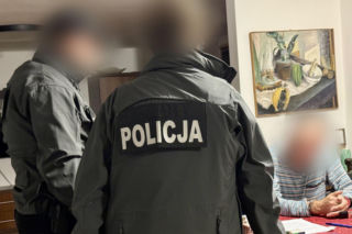 Policjanci zatrzymali trzy osoby podejrzane o udział w procederze związanym z działalnością Powiatowego Inspektoratu Nadzoru Budowlanego w Pucku