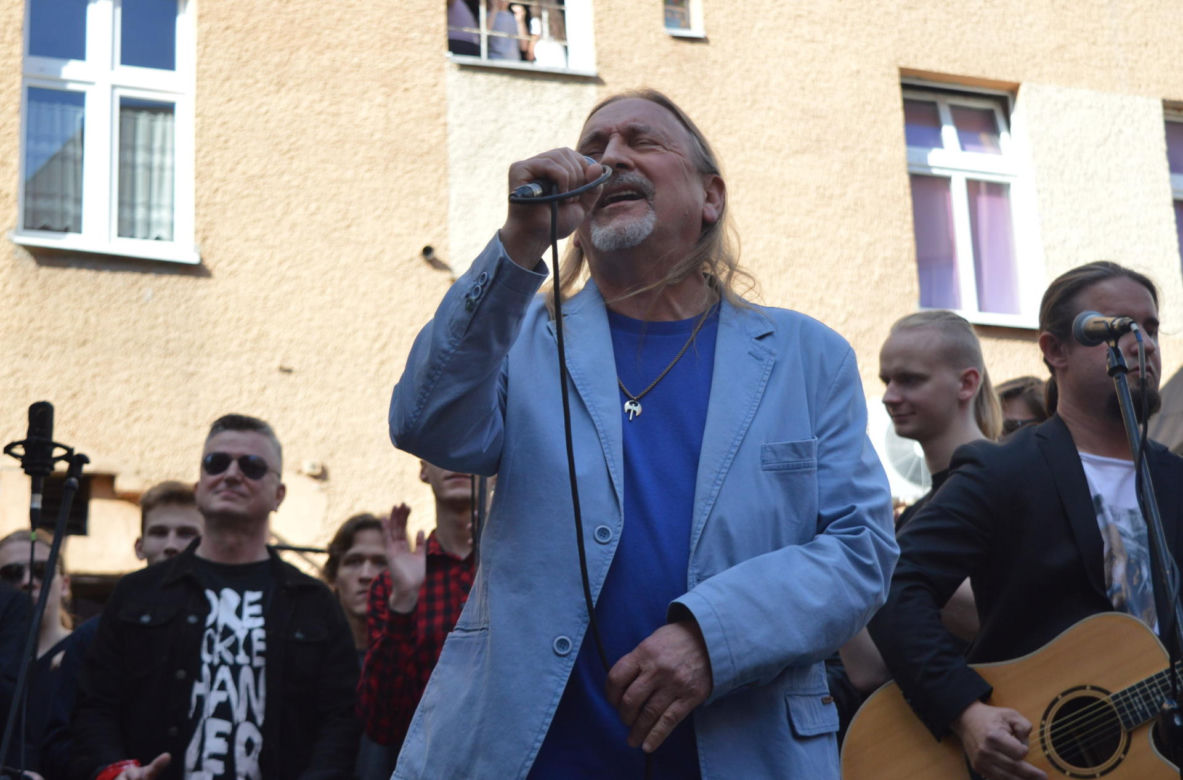 Marek Piekarczyk zagrał... pod blokiem! Uczcili legendę. Opole 2022 [ZDJĘCIA]