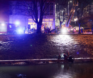 Auto w Odrze! Dramatyczne chwile w rejonie Mostów Mieszczańskich