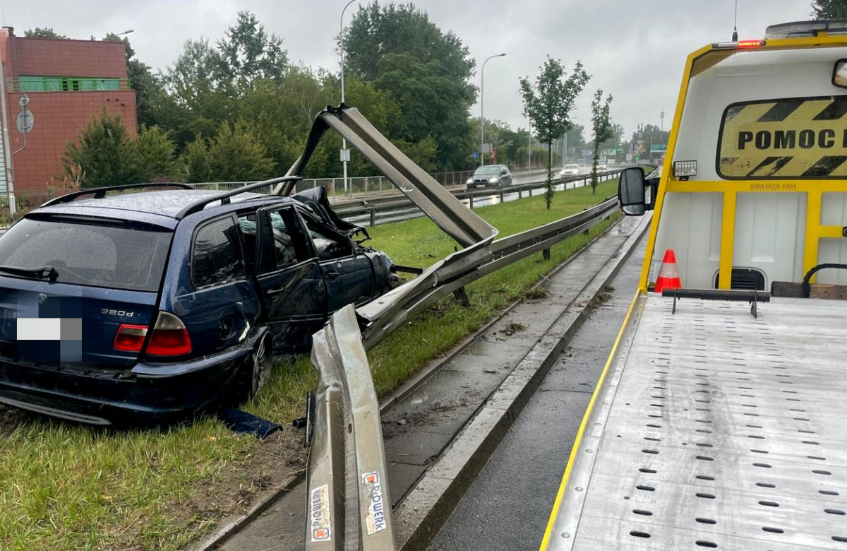 Trójka rannych po wypadku na Wale Miedzeszyńskim. „Popisywał się, próbował driftować”