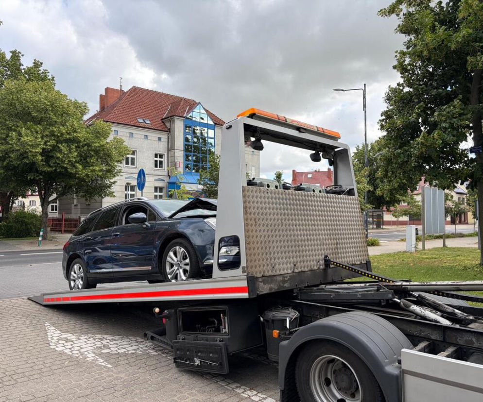 Rozbity Citroen na lawecie w Wągrowcu. O pijanym kierowcy i kolizji przeczytasz na Eska Poznań.