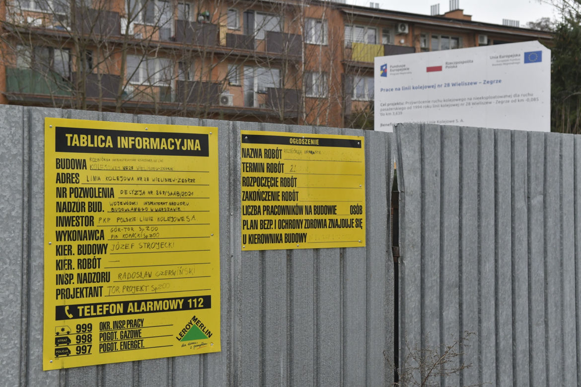 Kolejarze wznowili prace nad budową trasy do Zegrza. Dotarła brakująca geowłóknina