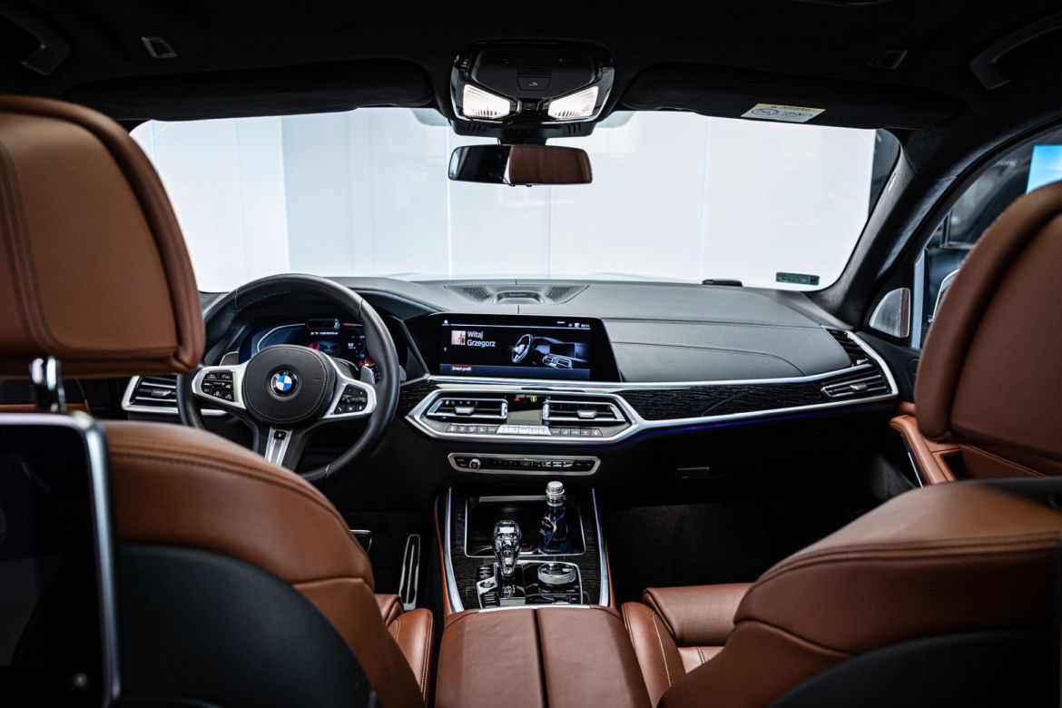 C-BooL jeździ BMW X7 M50d