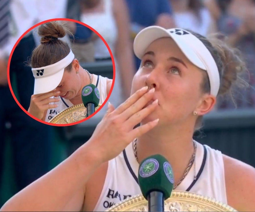 Linda Noskova przesyła buziaka w stronę nieba. Na miniaturze płacząca Karolina Muchova. O finale przeczytasz na SE Supersport.