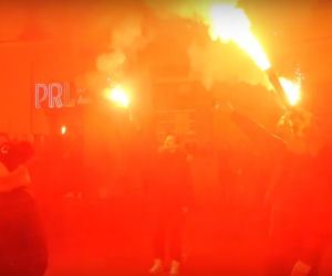 100-lecie Jagiellonii Białystok. Setki rac na Rynku Kościuszki