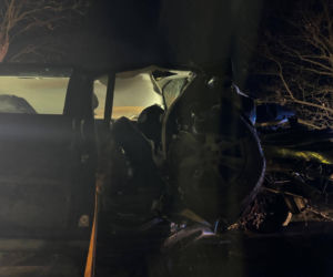 Golf roztrzaskał się na drzewie. Dwie osoby zginęły na miejscu, trzecia w szpitalu