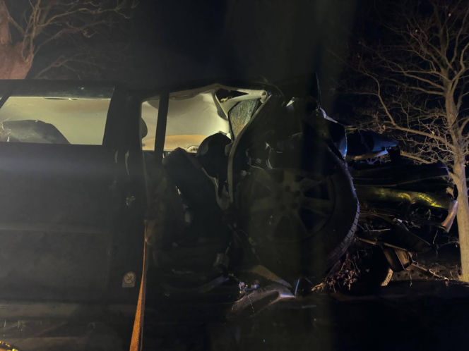 Golf roztrzaskał się na drzewie. Dwie osoby zginęły na miejscu, trzecia w szpitalu