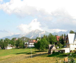 To jedna z najpiękniejszych wsi w Małopolsce. Już sto lat temu była rozchwytywanym kurortem turystycznym