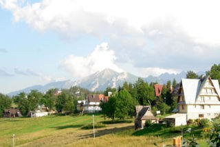 To jedna z najpiękniejszych wsi w Małopolsce. Już sto lat temu była rozchwytywanym kurortem turystycznym