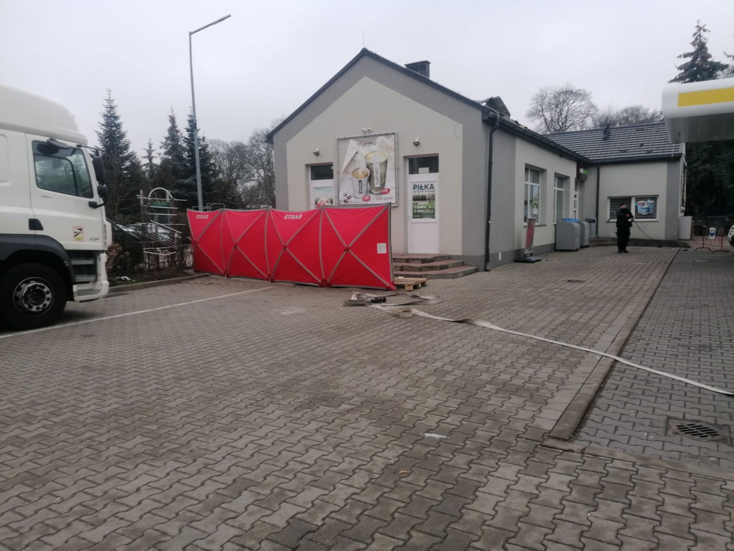 Pracownika wyrzuciło na dach budynku, zginął na miejscu. Dwie osoby zostały ranne  