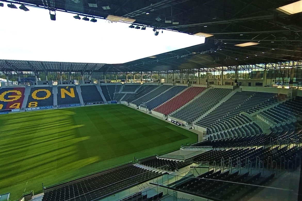 Spacery po nowym szczecińskim stadionie przyciągnęły wielu chętnych