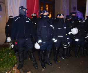 Protesty przed MEN. Strajk kobiet blokuje stolicę 
