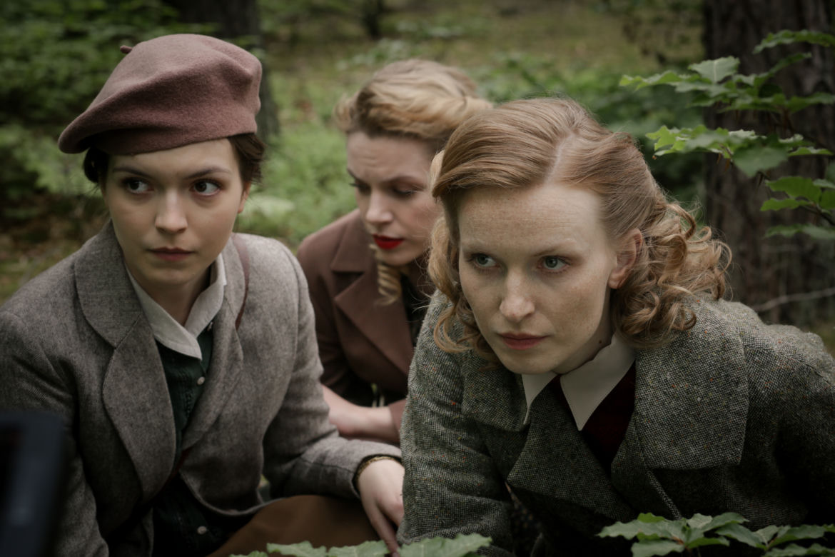 Wojenne dziewczyny 5 sezon odc. 56. Magda (Karolina Rzepa), Ewa (Vanessa Aleksander), Nitka (Maja Szopa)
