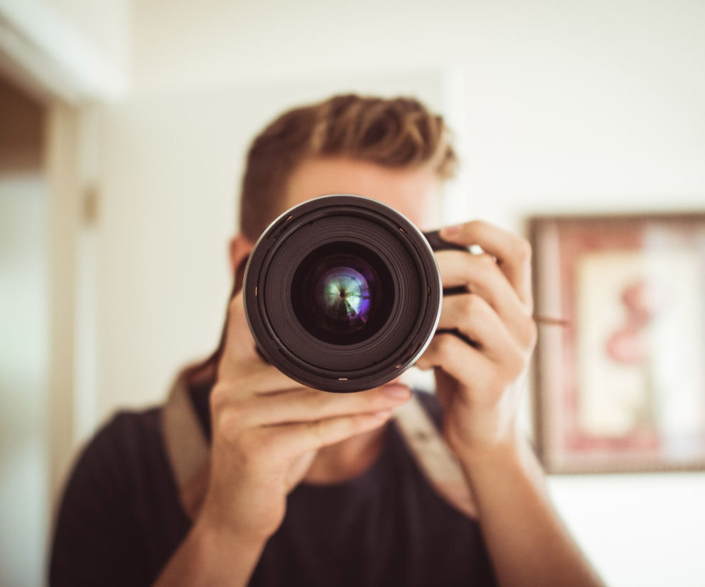 Fotograf stanie przed sądem