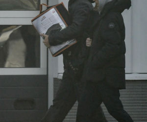 Maciej Musiał najpierw pieści auto, potem dziewczynę