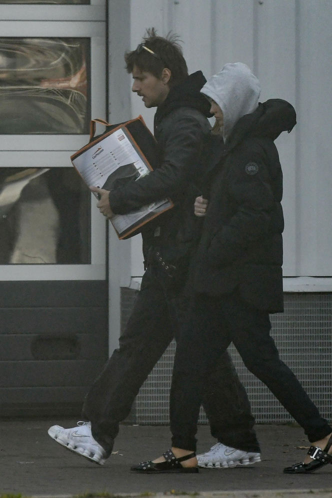 Maciej Musiał najpierw pieści auto, potem dziewczynę